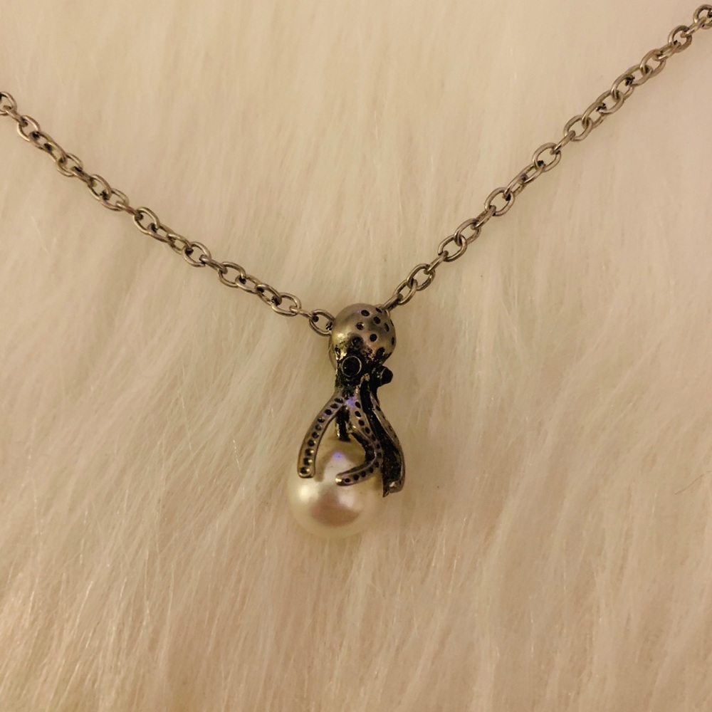 Octopus holding Pearl necklace